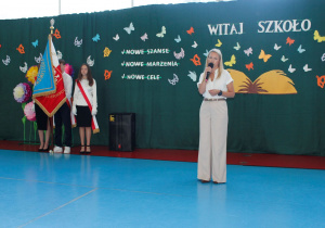 Powitanie rodzicow, uczniów, nauczycieli przez zastępczyni wójta p. Iwonę Łuszcz-Krawczyk.