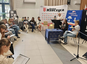 Uczniowie siedzą w Sali Widowiskowej w Rzeczycy. Za chwilę wcielą się w poszczególne role w II części ,,Dziadów” .