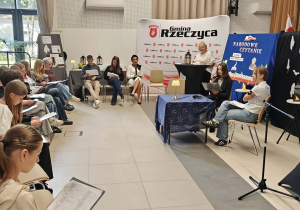 Uczniowie siedzą w Sali Widowiskowej w Rzeczycy. Za chwilę wcielą się w poszczególne role w II części ,,Dziadów” .