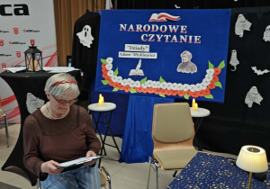 Lokalna pisarka czyta swoją rolę z II części ,,Dziadów” Adama Mickiewicza.