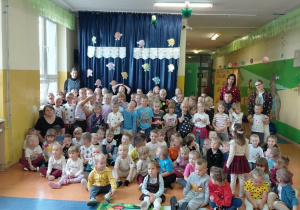Przedszkolaki na korytarzu prezentują swoje ubrania w kropki.