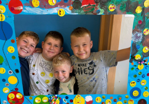 Uczniowie klasy 3 prezentują kolorową ramkę w kropki wykonaną własnoręcznie.