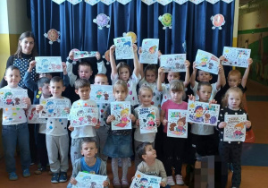 „Mądre sówki” prezentują swoje prace plastyczne.