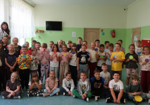 Uczniowie klas 1-3, ubrani w kropki, pozują do zdjęcia na korytarzu.