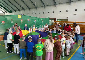 Przedszkolaki podczas zabawy z chustą animacyjną