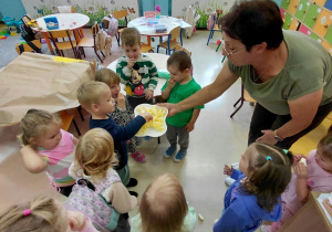Dzieci z grupy „Zielone Żabki” zajadają jabłuszka.