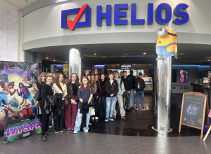 Zadowoleni uczniowie wraz z wychowawcą po wyjściu z filmu.