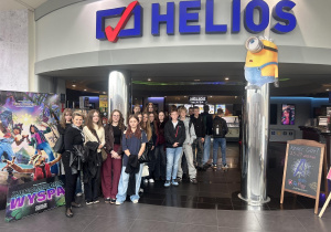 Zadowoleni uczniowie wraz z wychowawcą po wyjściu z filmu.