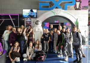 Uczniowie przed wejściem do Arena Laser Games.