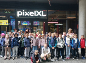 Uczniowie klasy 4 wraz z opiekunami przed wejściem do Pixel XL.