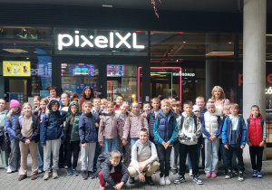 Uczniowie klasy 4 wraz z opiekunami przed wejściem do Pixel XL.