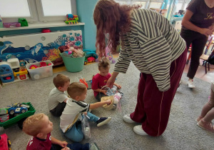 Chłopcy z grupy „Zielone Żabki” otrzymują prezenty.