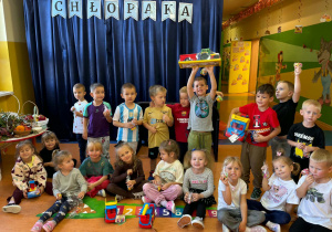 Przedszkolaki z grupy „Błękitne Fale” podczas wspólnego świętowania Dnia Chłopaka.
