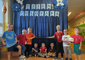 Chłopcy z grupy „Pracowite Pszczółki” w strojach sportowych.