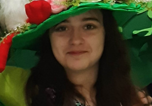 Uczennica klasy VI Madzia - Wiosna w pięknym, zielonym kapeluszu z kwiatami i bocianem.