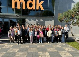 Uczniowie klas I–III przed Miejskim Domem Kultury w Rawie Mazowieckiej.