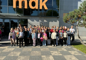 Uczniowie klas I–III przed Miejskim Domem Kultury w Rawie Mazowieckiej.