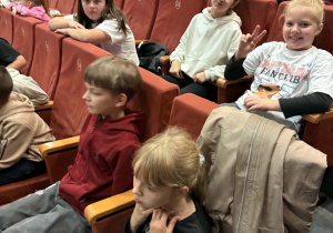 Uczniowie klas I- III oczekujący na spektakl.
