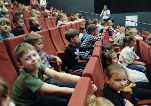 Uczniowie klas I- III podczas spektaklu teatralnego.