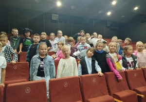 Uczniowie klas I- III oczekujący na wyjście po obejrzanym przedstawieniu teatralnym.