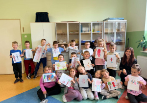 Pani Psycholog na zajęciach z uczniami klasy I a którzy prezentują swoje prace " Super bohaterów".