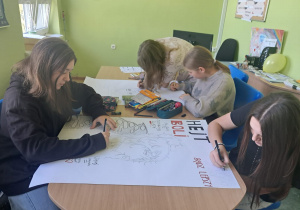 Uczennice klasy 8b podczas tworzenia plakatów w ramach Tygodnia Przeciwdziałania Przemocy Rówieśniczej.