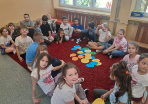 Uczniowie klasy II podczas zajęć z pedagogiem specjalnym.