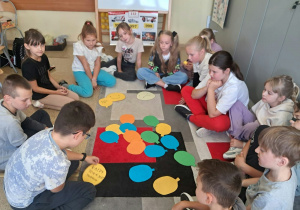 Uczniowie klasy III podczas zajęć z pedagogiem specjalnym rozpoznają i segregują pozytywne i negatywne słowa których używamy w codzienności.