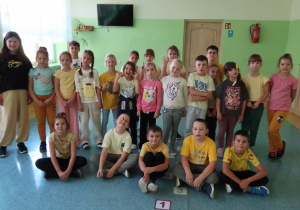 Uczniowie klas 1-3 ubrani na żółto podczas szkolnych obchodów Tygodnia przeciw Przemocy.
