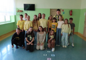 Uczniowie klas 4-6 ubrani na żółto podczas szkolnego Tygodnia przeciw Przemocy.