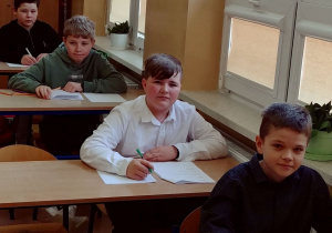 grupa chłopców przy teście