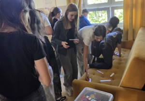 Uczniowie klasy 6 podczas zajęć języka angielskiego aktywnie uczestniczą w zadaniach przygotowanych z okazji Europejskiego Dnia Języków Obcych.
