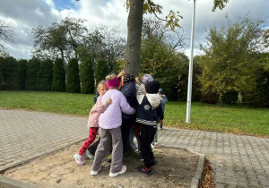 Dzieci z grupy „Błękitne Fale” świętują Dzień Drzewa, okazując drzewom dużo miłości i ucząc się troski o przyrodę.