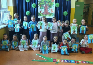 Prezentacja prac plastycznych „Zakręcone drzewo 3D” i wspólne zdjęcie z medalami z okazji Dnia Drzewa.