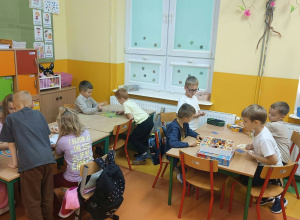 Grupa „Mądre Sówki” podczas rozgrywek gier planszowych.
