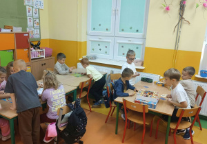 Grupa „Mądre Sówki” podczas rozgrywek gier planszowych.