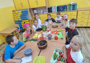 Uczniowie przygotowują się do krojenia.