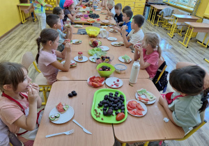 Cała klasa zjada przygotowane przez siebie zdrowe kanapki.