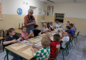 Uczniowie klasy 2 ze Szkoły Filialnej w Sadykierzu podczas warsztatów ceramicznych.