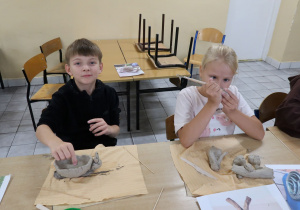 Drugoklasiści podczas warsztatów ceramicznych.