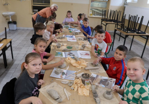 Zadowoleni uczniowie podczas zajęć ceramicznych.
