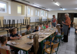 Starszaki podczas warsztatów ceramicznych.
