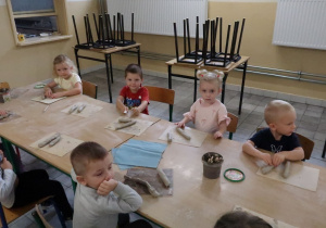 Najmłodsza grupa przedszkolaków podczas warsztatów ceramicznych.