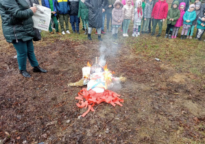 Dzieci obserwują palącą się Marzannę – symbol zimy.