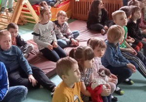 Uczniowie klas 0-III oraz V-VI oglądający przedstawienie profilaktyczne pt. „Niewinna gra” w Szkole Filialnej w Luboczy.
