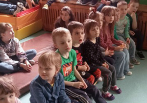 Uczniowie klas 0-III oraz V-VI oglądający przedstawienie profilaktyczne pt. „Niewinna gra” w Szkole Filialnej w Luboczy.