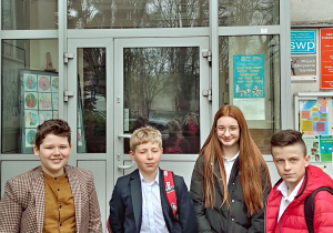 4 uczniów przed wejściem do Centrum Zajęć Pozaszkolnych nr 1 w Łodzi