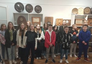 grupa uczniów w Muzeum Ziemi Rawskiej w Rawie Mazowieckiej na wystawie o radiofonii