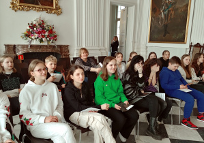 sala w Wilanowie oraz grupa uczniów słuchająca przewodnika