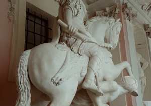 rzeźba Jana III Sobieskiego na koniu w Pałacu w Wilanowie